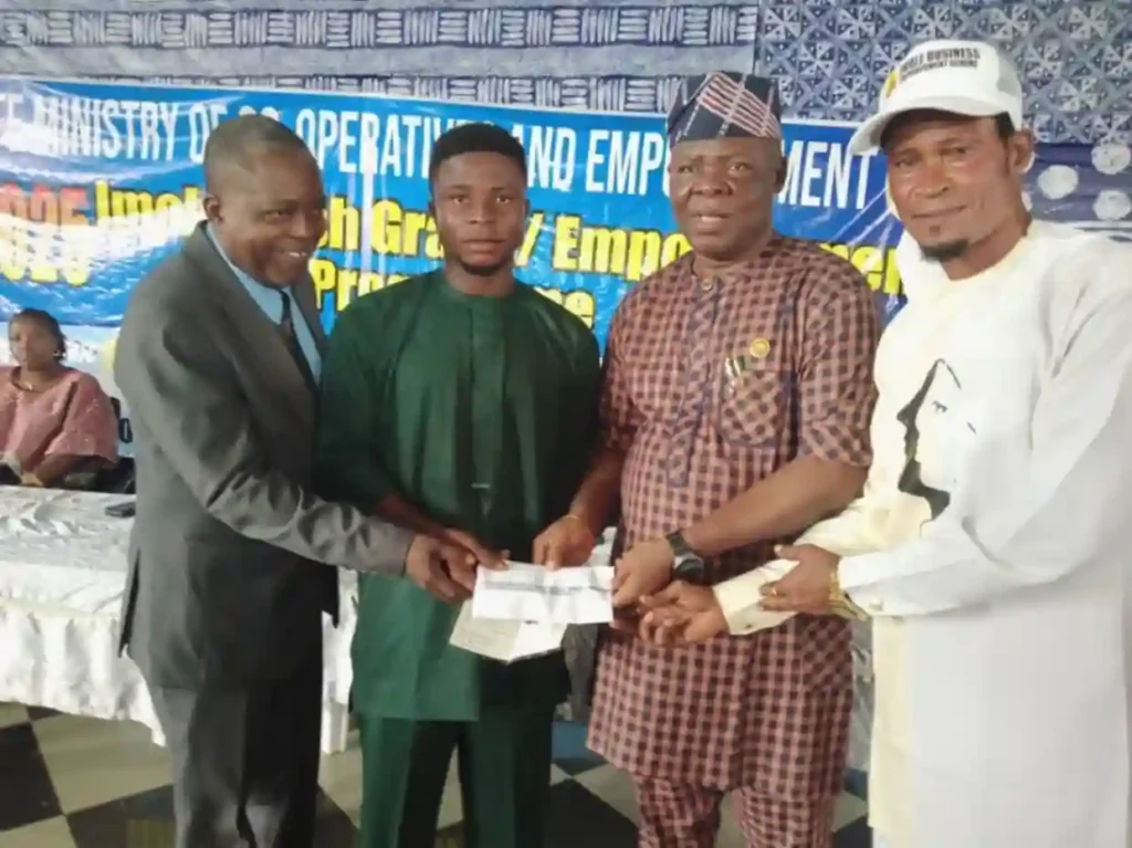 Adeleke distributes Imole Osun Cash grants 2.0 to 2000 beneficiaries