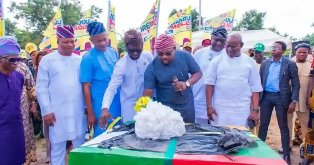 Osun lawmaker distributes POS mobile shops, cash grants to 300 constituents