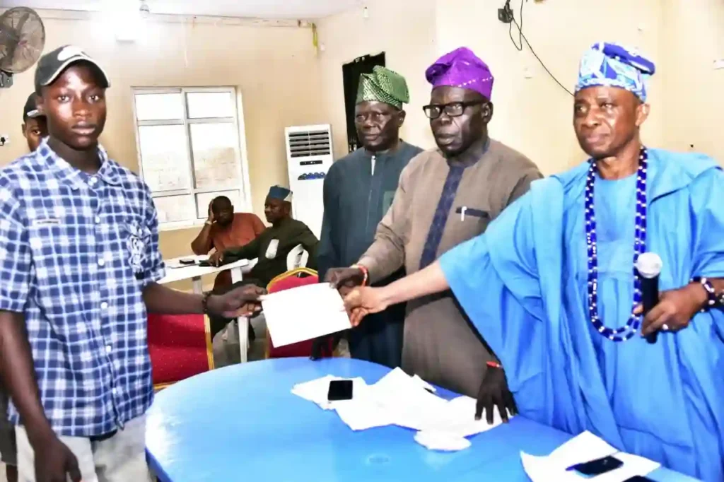 Dangote Granite Mines Awards Bursaries to Ijebu-Igbo Students