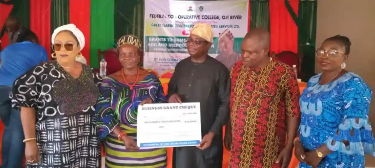 Lawmaker disburses N20m grants to 200 traders in Ekiti constituency