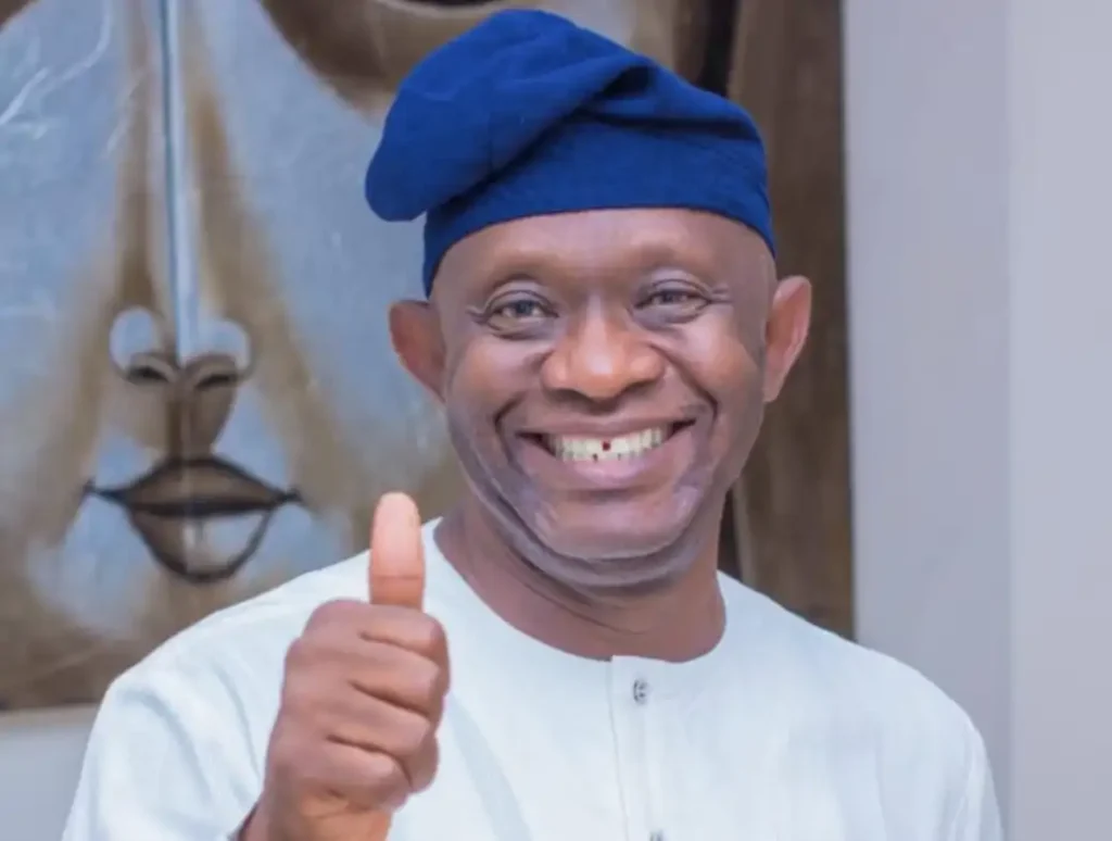 Senator Karimi disburses ₦100,000 bursary each to beneficiary students